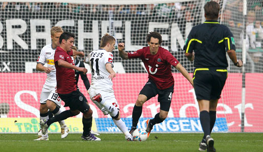 Marco Reus (M.) schoss Gladbach mit seinem Doppelpack gegen Hannover zum 2:1-Hinspielerfolg
