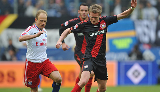 Alt gegen Jung: David Jarolim (l.) kämpft gegen Leverkusens Andre Schürrle um den Ball