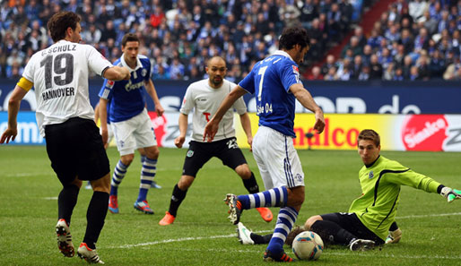 Das Highlight des Spiels: Raul erzielt gegen Hannover 96 das zwischenzeitliche 2:0