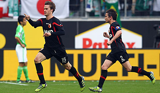 Sebastian Langkamp (l.) gelang das Siegtor für den FC Augsburg gegen den VfL Wolfsburg