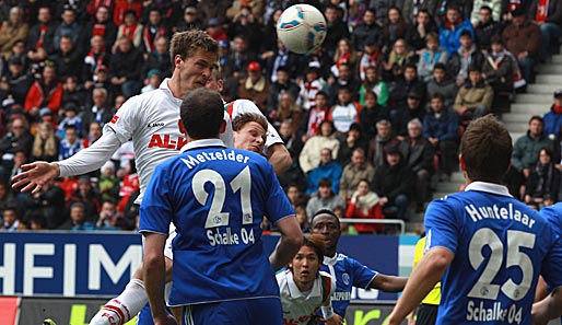 Sebastian Langkamp (l.) erzielte die frühe Führung für den FC Augsburg gegen Schalke 04