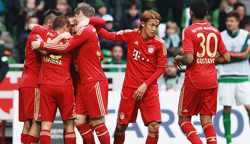 Die Spieler des FC Bayern feiern das Tor zum 2:1-Sieg durch Franck Ribery