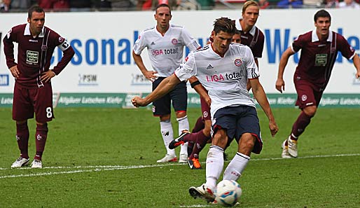 Mario Gomez' erster Streich: Der Bayern-Stürmer trifft hier per Handelfmeter zum 0:1 gegen den FCK