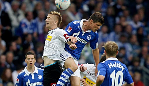 Gladbachs Marco Reus (l.) war deutlich auffälliger als Schalkes Torjäger Klaas-Jan Huntelaar