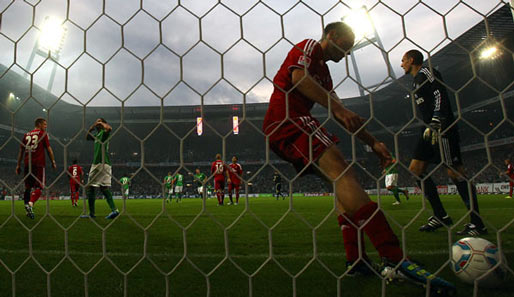 Gewohntes Bild für den HSV: Westermann holt den Ball aus dem eigenen Netz