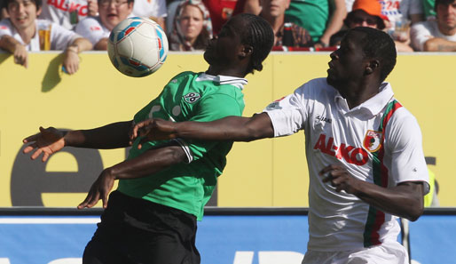 Hannovers Didier Ya Konan (l.) hier im Duell gegen Gibril Sankoh vom FC Augsburg