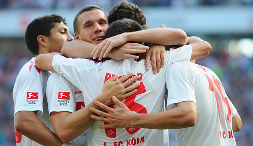 Matchwinner Lukas Podolski feiert das 1:0 nach seiner Vorlage für Slawomir Peszko