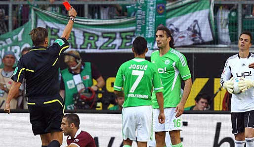 Der Wolfsburger Sotirios Kyrgiakos sah in der 45. Minute die Rote Karte