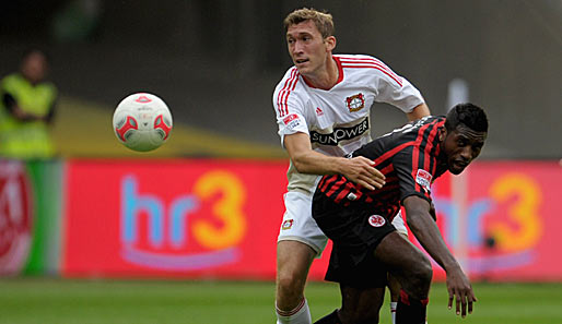Leverkusens Stefan Reinartz (l.) kämpft mit Olivier Occean um den Ball