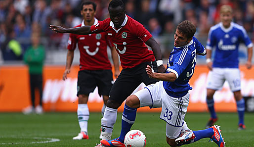 Hannovers Didier Ya Konan (l.) hatte gegen Schalkes Defensive einen schweren Stand