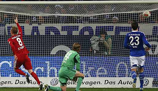 Jan Rosenthal (l.) bejubelt den ersten seiner beiden Treffer zum 1:1-Ausgleich auf Schalke