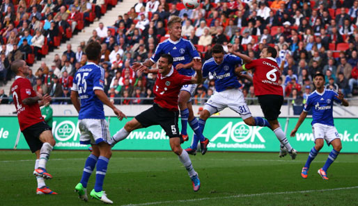 Der FC Schalke 04 und Hannover 96 trennten sich in der Hinrunde 2:2