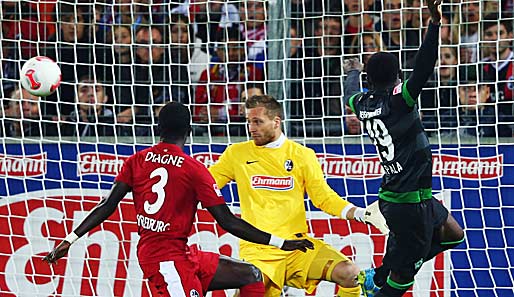 Szene aus dem Hinspiel: Bremens Akpala trifft zu 1:1. Endstand 2:1 für Werder