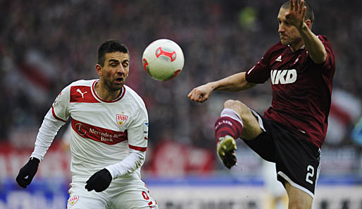 Nürnbergs Timmy Simons klärt einen Ball vor VfB-Stürmer Vedad Ibisevic