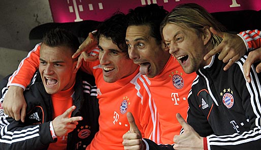 Auch auf der Bayern-Bank ist die Laune bestens: Shaqiri, Martinez, Pizarro und Tymoschtschuk (v.l.)
