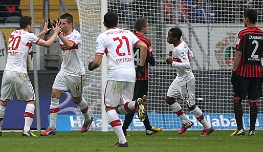 Vedad Ibisevic (2.v.l.) brachte den VfB mit einem Foulelfmeter zurück ins Spiel