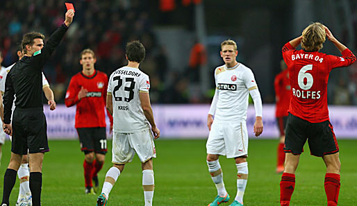 Im Hinspiel flog Leverkusens Rolfes zwei Minuten nach seiner Einwechslung vom Platz