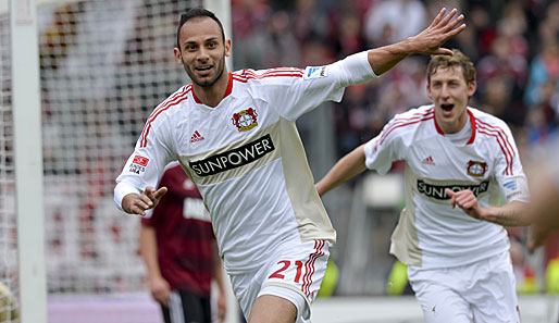 Ömer Toprak (l.) köpft Bayer Leverkusen beim 1. FC Nürnberg in Führung