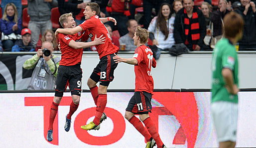 Leverkusen bejubelt den Treffer von Jens Hegeler aus der sechsten Spielminute
