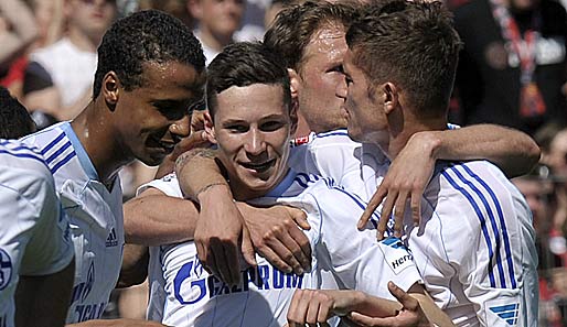Torschütze Julian Draxler (M.) und der FC Schalke 04 siegten im "CL-Endspiel" beim SC Freiburg