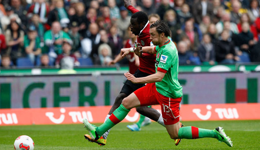 Mame Diouf setzt sich beim 1:0 gegen Fortunas Adam Bodzek durch - und tunnelt Fabian Giefer