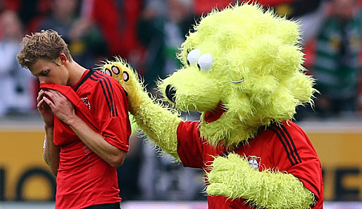 Maskottchen Brian (r.) tröstete Leverkusens Stefan Kießling nach dem 1:1 gegen Mönchengladbach