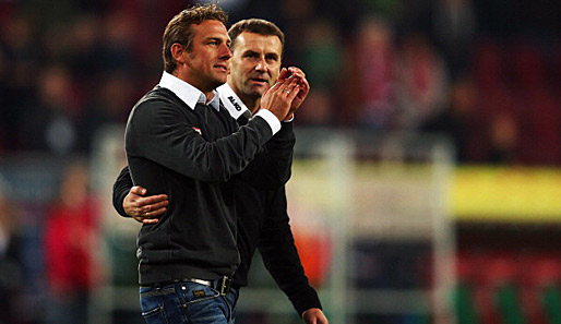 Augsburg-Coach Markus Weinzierl (l.) feiert mit Manager Manfred Paula (r.)