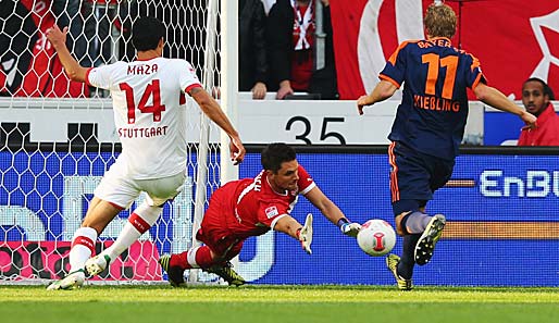 Sven Ulreich (M.) hatte beim 0:1 Pech, als er den Ball genau vor die Füße von Kießling abwehrt