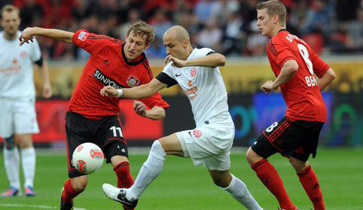 Leverkusens Kießling (l.) im Duell mit dem Mainzer Soto (M.). Bender begleitet das Treiben.