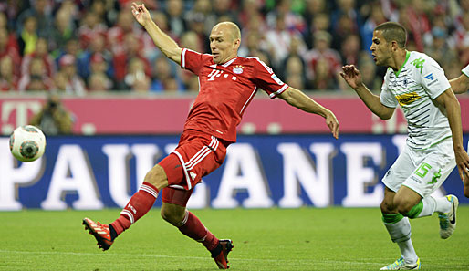 Arjen Robben spitzelt den Ball zum 1:0 ins Gladbacher Tor. Dominguez kann nicht mehr eingreifen