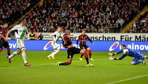 2. Minute in Frankfurt: Anderson lenkt den Ball ins eigene Tor, Trapp chancenlos