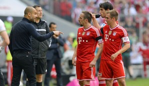 Die Bayern während des Bremen-Spiels: Guardiola im Gespräch mit Ribery, Martinez und Lahm (v.l.)