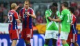 Die Bayern jubeln, Wolfsburgs Junior Malanda vergräbt sein Gesicht in den Händen