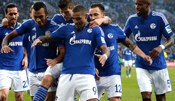 Die Spieler des FC Schalke 04 feiern den Sieg gegen den VfL Wolfsburg