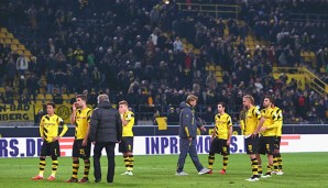 Fassungslos vor der Dortmunder Südtribüne: Jürgen Klopp und seine Spieler