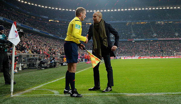 Bayern-Trainer Pep Guardiola im Disput mit Schiri-Assistent Markus Häcker