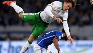Bremen-Verteidiger Jannik Vestergaard im Duell mit Schalkes Eric-Maxim Choupo-Moting