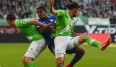 Schalkes Rückkehrer Farfan im Zweikampf mit den Wolfsburgern Perisic und Rodriguez
