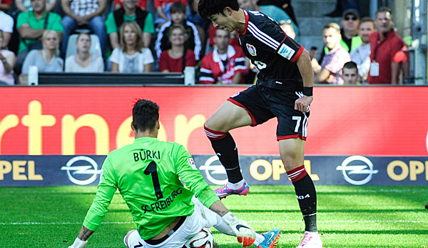 Freiburgs Keeper Roman Bürki nimmt Heung-Min Son den Ball vom Fuß