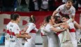 Die Stuttgarter Spieler feiern den Treffer zum erlösenden 1:0