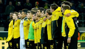 Das Team des BVB stellte sich nach Schlusspfiff gemeinsam vor den Fans auf und zeigte Mitgefühl