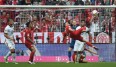 Franck Ribery erzielt artistisch das 1:0 für die Bayern gegen Frankfurt