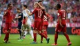 Der FC Bayern hat sich nach einem Angriffs-Spektakel an die Tabellenspitze geschoben