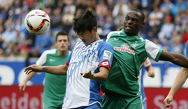 Anthony Ujah (r.) im Duell mit Jin-Su Kim. Werder und Hoffenheim lieferten sich einen harten Kampf