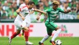 Serge Gnabry (r. ) feierte gegen den FC Augsburg sein Debüt für Werder Bremen