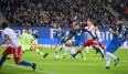 Der Moment der 1:0-Führung: Hoffenheims Kevin Akpoguma lenkt den Ball ins eigene Tor