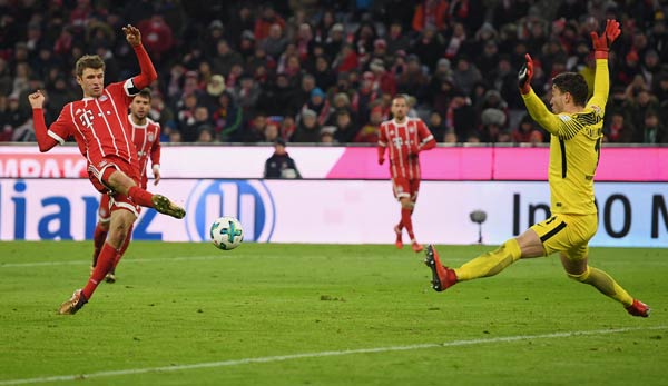 Thomas Müller erzielt hier das 4:2 gegen Werder Bremen und sein 100. Bundesligator für den FC Bayern