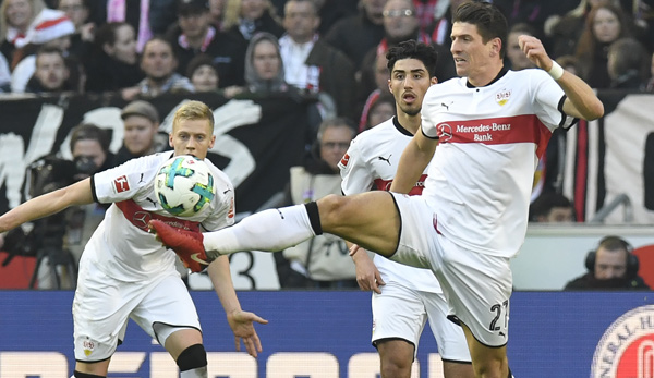 Mario Gomez (r.) traf Gegen Wolfsburg zum ersten Mal seit 2009 für den VfB.