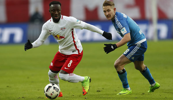 Naby Keita gastiert mit RB Leipzig beim Hamburger SV mit Lewis Holtby