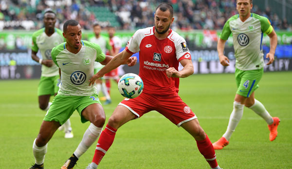 Kampf um den Ball zwischen Wolfsburg und Mainz